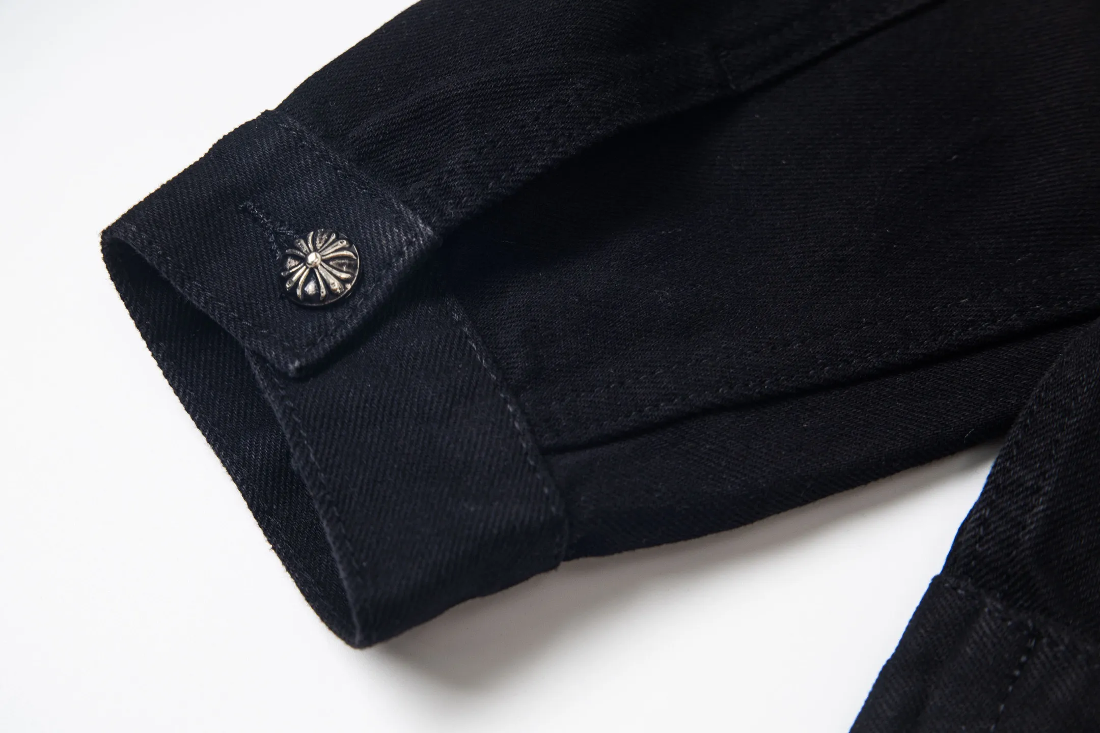 P280 Chrome Hearts Chrome Hearts heavy-duty denim jacket with rivets and multiple farts. The same model as the Internet celebrity star. The cross-printed denim jacket has a unique cross design element and is full of design. It is made of 100% denim cotton fabric with heavy coarse yarn count, which ensures a stiff and tough silhouette while being soft, comfortable and breathable. The lapel is designed with silver buttons and is full of texture. The classic white cross logo is all over the dress, making it a perfect versatile style for spring and summer! The original loose version is made of high-quality pure cotton fabrics. The fabric pattern is high-definition and delicate without burrs. It is comfortable and breathable to wear. All the buttons are molded and customized. It is casual and fashionable and can be matched with any bottoms. It can be windproof and sunproof in spring and summer. It can be worn outside in autumn and winter! Easily concave shape makes you look slimmer and taller, perfect for both men and women! Style number: 1764# Color: Black Size: S M L XL